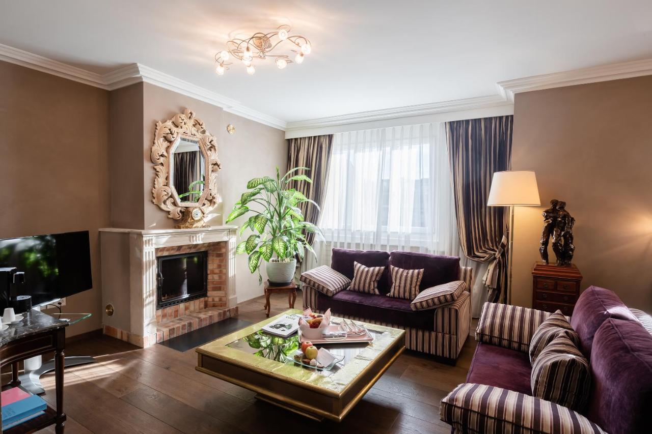 Hotel De La Cigogne Geneva Ngoại thất bức ảnh A living room