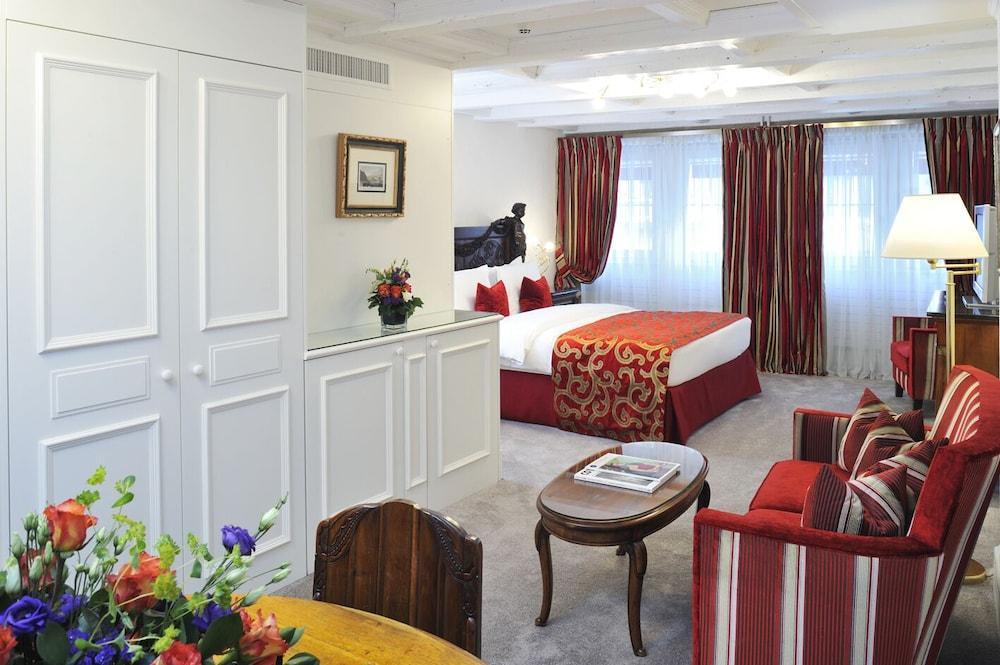 Hotel De La Cigogne Geneva Ngoại thất bức ảnh A suite at the Hotel de Crillon