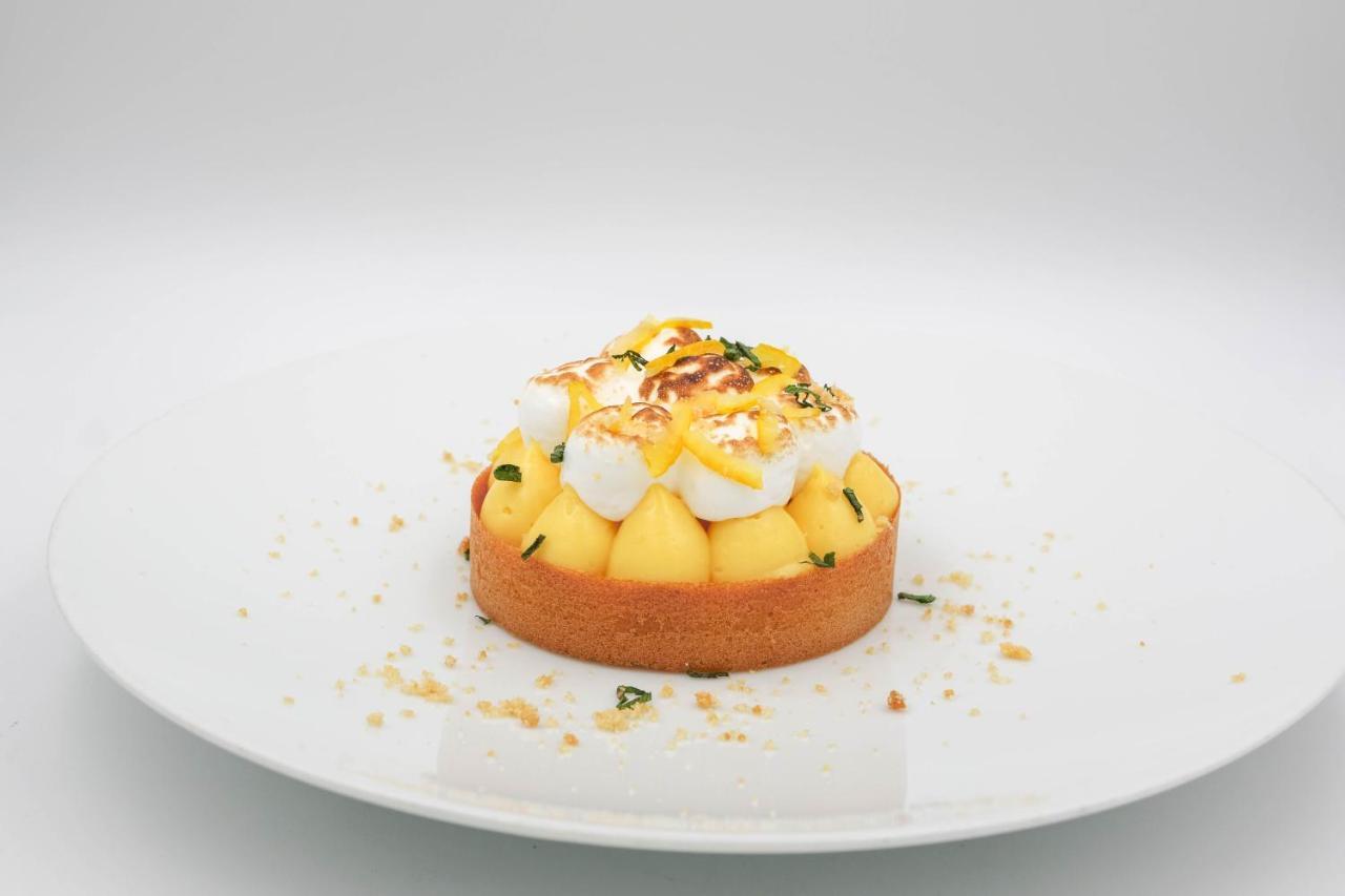 Hotel De La Cigogne Geneva Ngoại thất bức ảnh A lemon tart