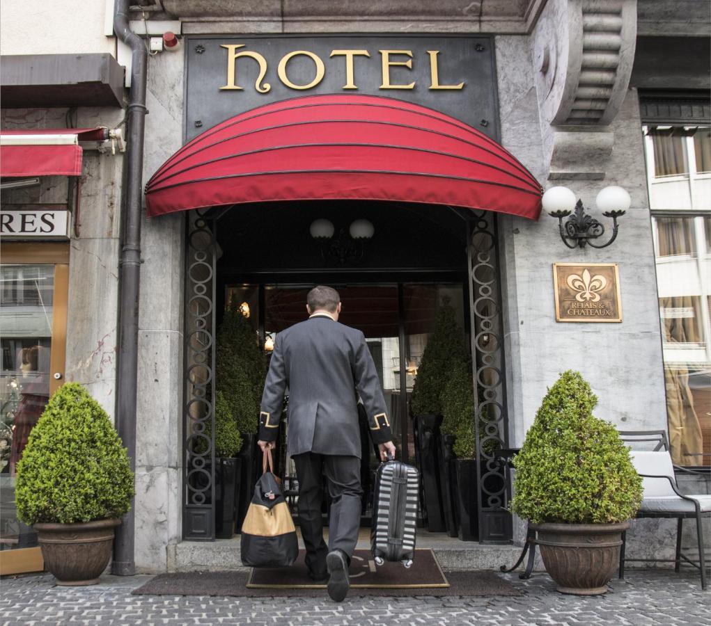 Hotel De La Cigogne Geneva Ngoại thất bức ảnh A bellboy at a hotel in Paris