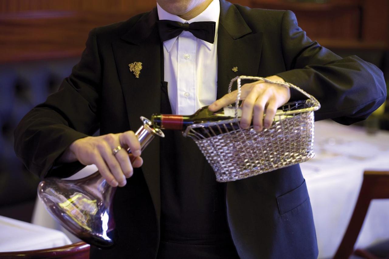 Hotel De La Cigogne Geneva Ngoại thất bức ảnh A sommelier serving wine