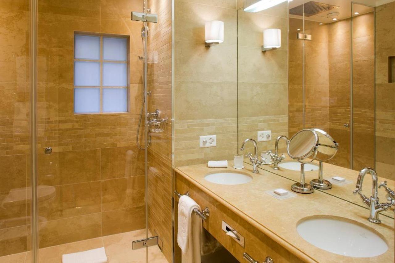 Hotel De La Cigogne Geneva Ngoại thất bức ảnh Bathroom