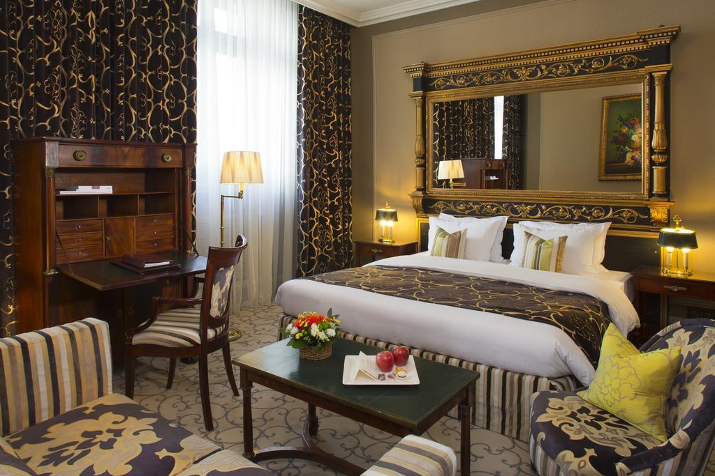 Hotel De La Cigogne Geneva Ngoại thất bức ảnh A room at the hotel