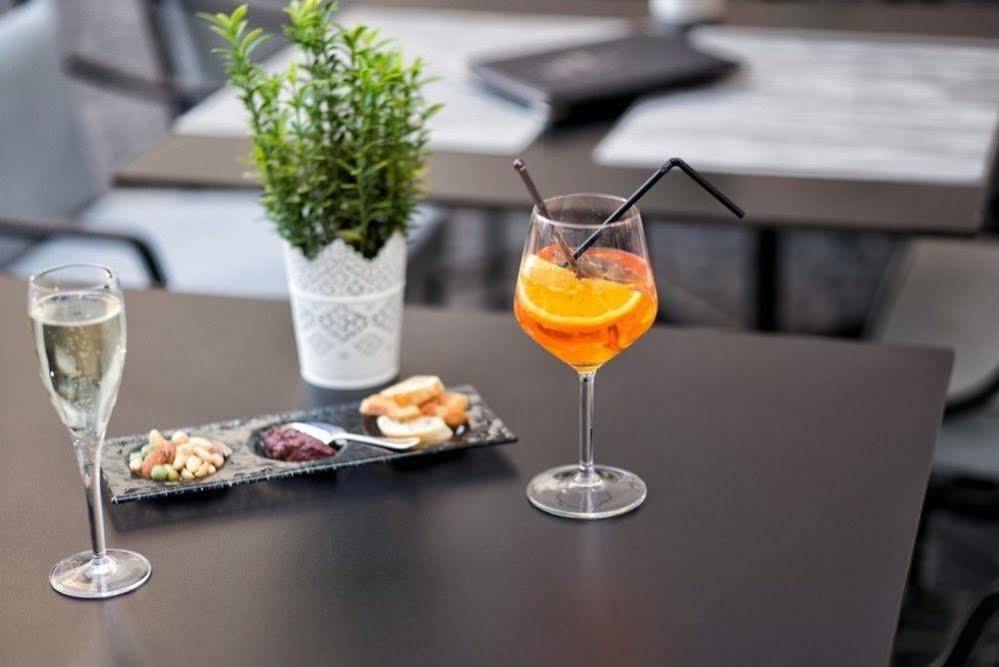 Hotel De La Cigogne Geneva Ngoại thất bức ảnh A glass of Aperol Spritz